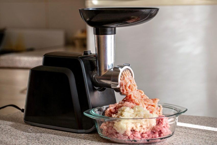 Bezpieczne i efektywne mielenie mięsa: jak obsługiwać wilka gastronomicznego?